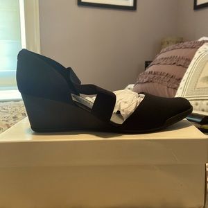 Anne Klein womens Tara Wedge Pump, Black/Multi Stretch Fabric, 9.5 Brand New